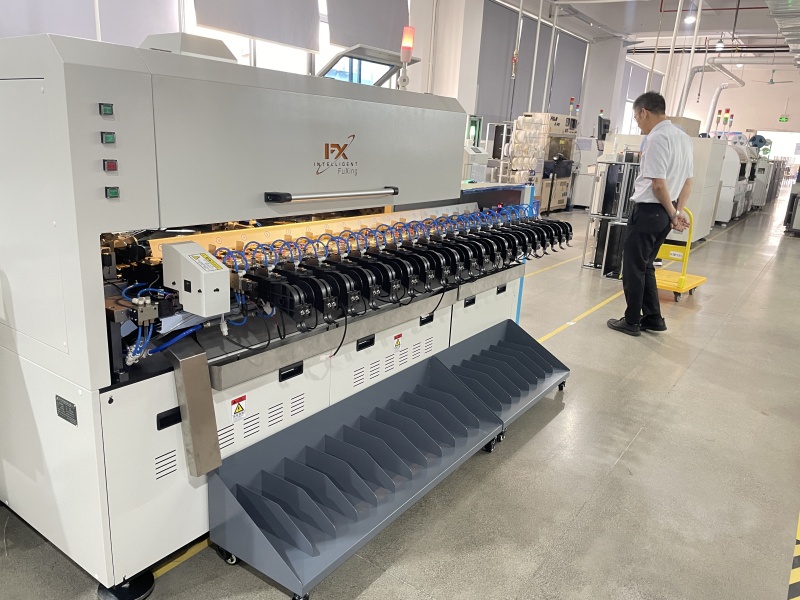 從手工到自動(dòng)，立式插件機(jī)如何重塑小家電行業(yè)插件工藝